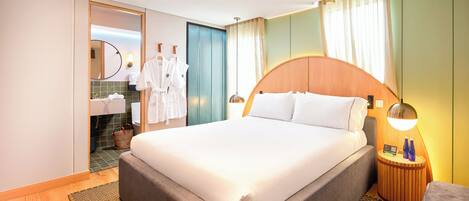 Deluxe Room | 1 bedroom, in-room safe, blackout drapes, soundproofing