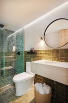 Lúxussvíta | Baðherbergi | Sturta, regnsturtuhaus, hárblásari, baðsloppar