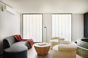 Luxury Suite | Living area | 40-inch Smart TV with digital channels - Wellcomm Spa & Hotel (Medellín)