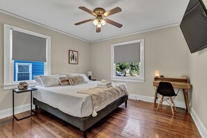 3 chambres, bureau, fer et planche à repasser, accès au Wi-Fi (inclus)