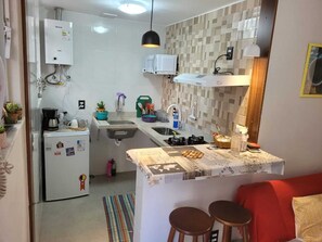 Full-sized fridge, microwave, stovetop, blender