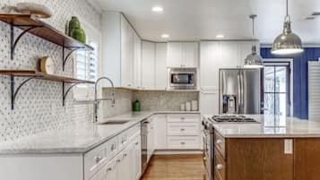 Een koelkast, een magnetron, een oven, een kookplaat