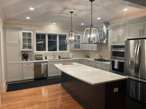 冰箱、微波炉、烤箱、炉灶