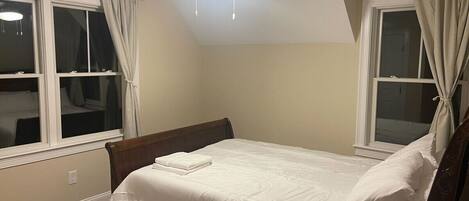 4 slaapkamers, een bureau, een strijkplank/strijkijzer, reisbedje