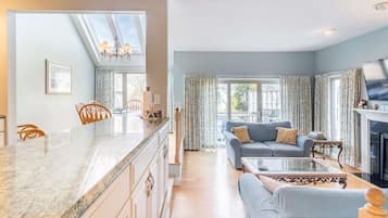 Een televisie en een open haard