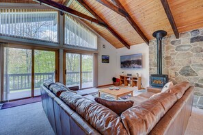 Smart TV, fireplace, table tennis, offices