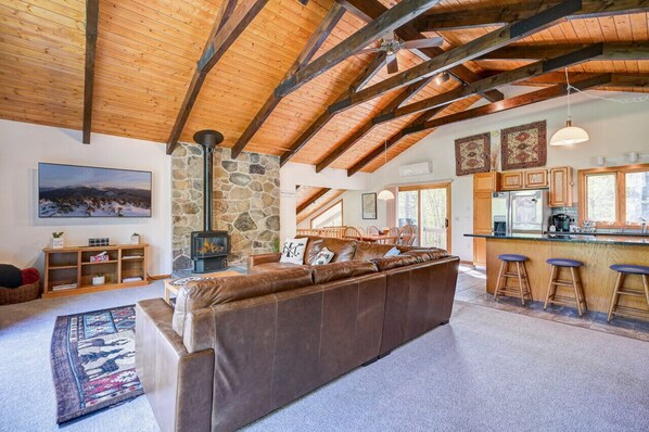 Smart-TV, Kamin, Tischtennisplatte, Arbeitsbereiche