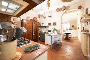 Kühlschrank, Mikrowelle, Ofen, Geschirrspüler