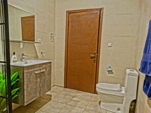 Haartrockner, Handtücher, Seife, Shampoo