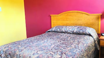 Una scrivania, Wi-Fi gratuito, lenzuola