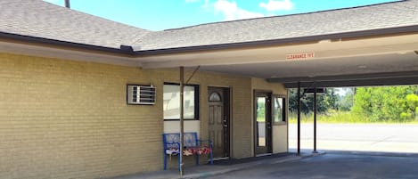 숙박 시설 입구