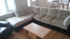 Living area - Appartement 3 Chambres air Ouverte Situé en Ville Près de Tout les Services (Québec)