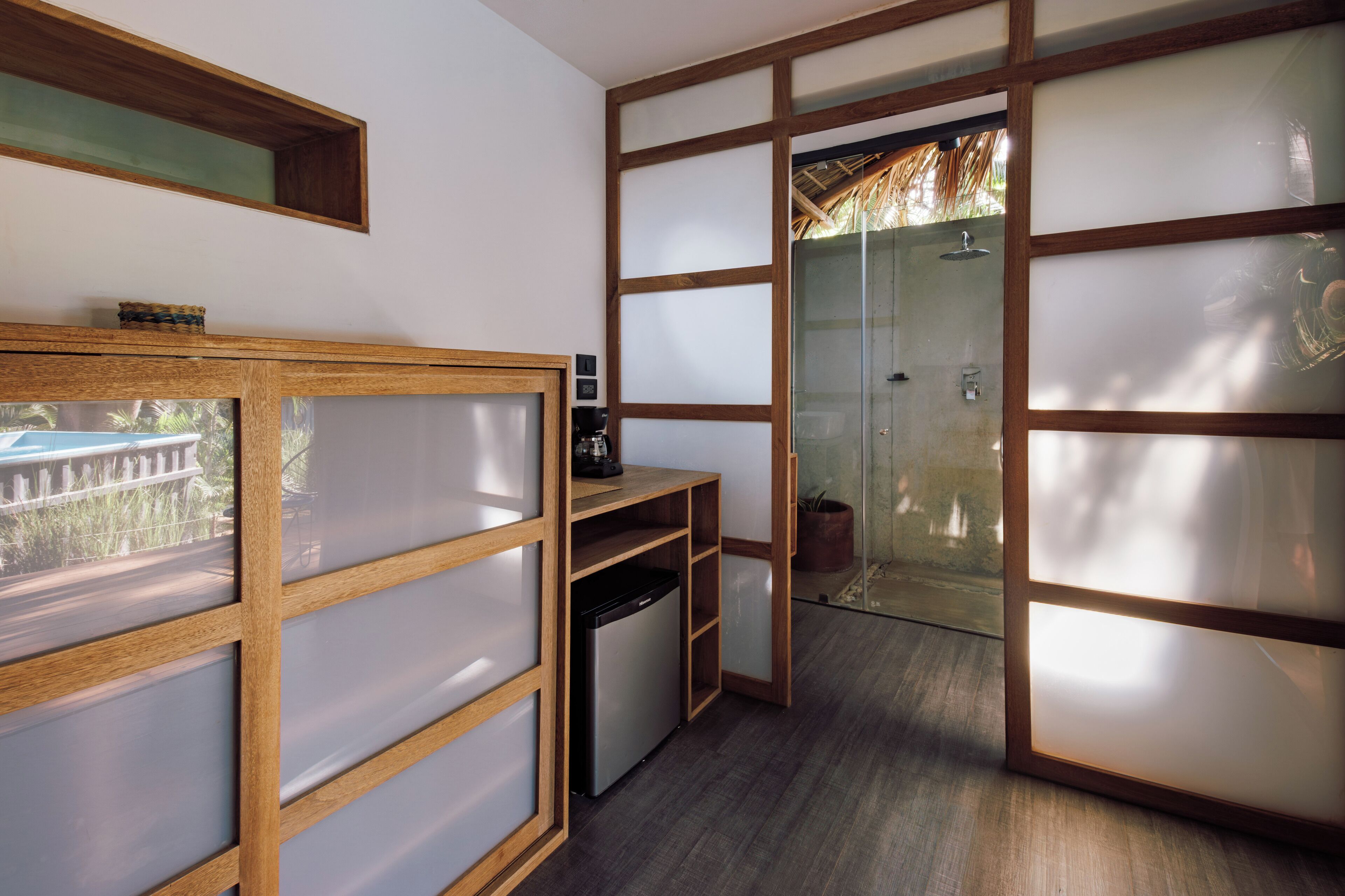 Douche, douche à « effet pluie », serviettes fournies, savon