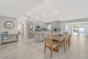 Dining - HEATED Pool, Game Room, Bunk Beds, Close to Beaches & All the Fun! (Bradenton)