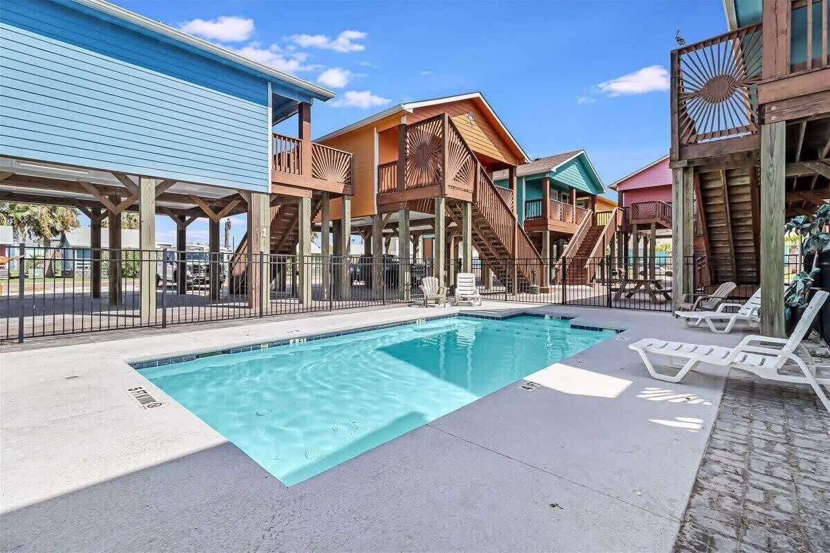 BBQ | Community Pool | 5 Mins to Beach