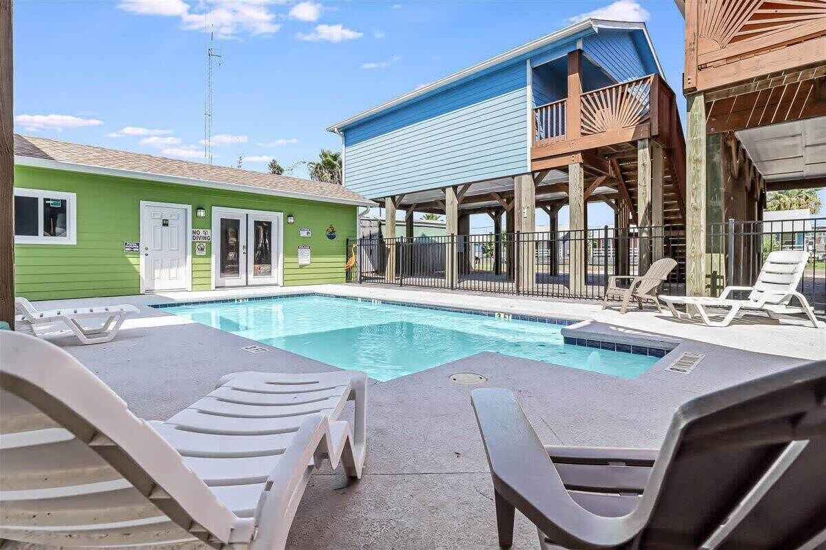 Pool with Loungers | BBQ | Pet friendly