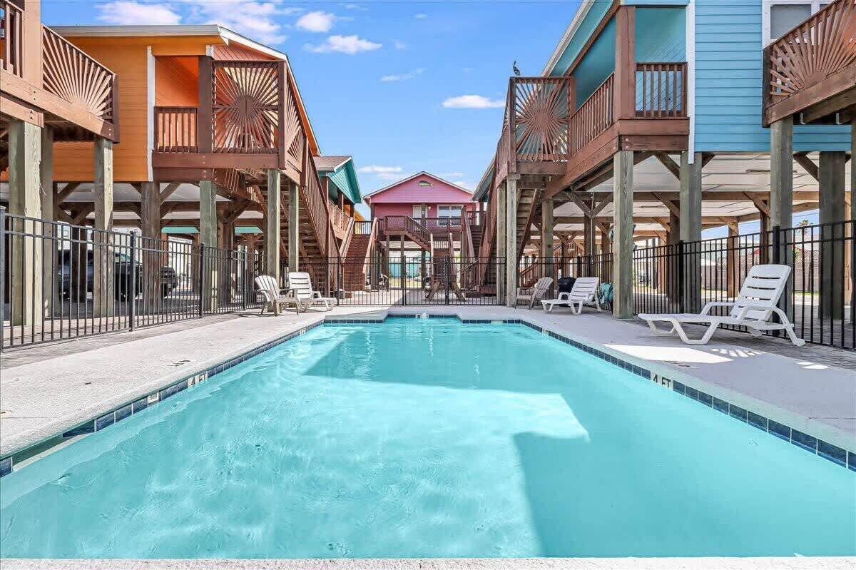 Pool with Loungers | Mins to Beach | Pool