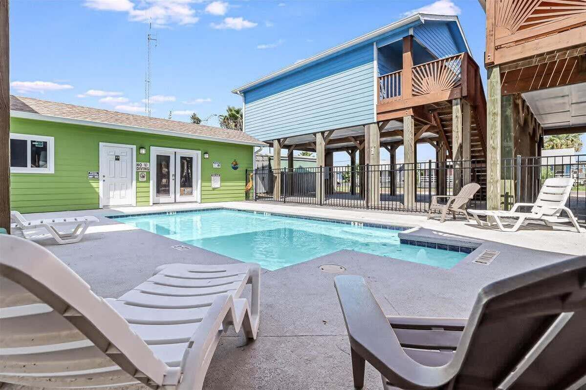 BBQ | Pool with Loungers | Pets Welcome!