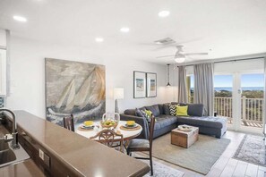 Televisión, reproductor de DVD y oficina 