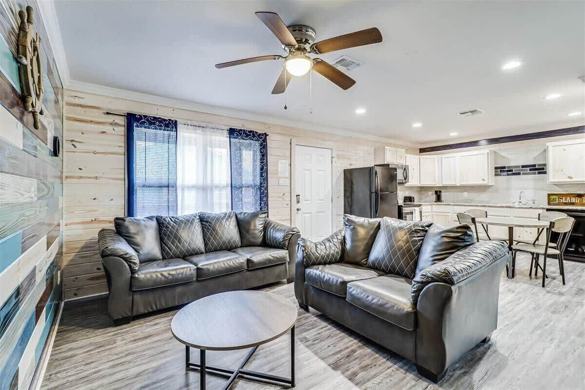 Pet Friendly! | BBQ | Pool | Minutes to Beach