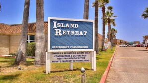 Señal de Island Retreat, indicando que es una propiedad privada con condominios frente a la playa.