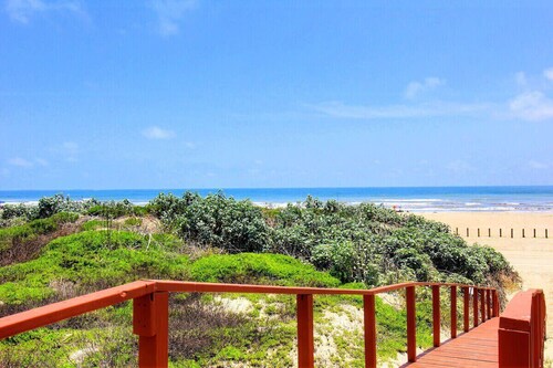 Island Oasis- Beach Access | Pools! | Volleyball!
