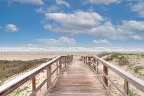 Beach nearby - Sea Escape-Boardwalk Access~Large Community Pool! (Port Aransas)