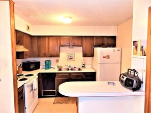 Kjøleskap, mikrobølgeovn, ovn og kokeplater