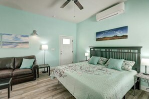 4 bedrooms, iron/ironing board, WiFi, bed sheets - Tropical Niche~Golf Cart Boardwalk~Family Friendly (Port Aransas)