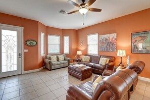 TV, DVD player, offices - Tropical Niche~Golf Cart Boardwalk~Family Friendly (Port Aransas)