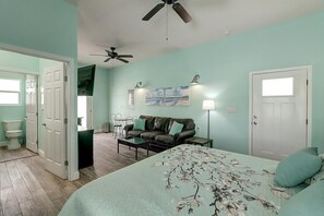 4 bedrooms, iron/ironing board, WiFi, bed sheets - Tropical Niche~Golf Cart Boardwalk~Family Friendly (Port Aransas)