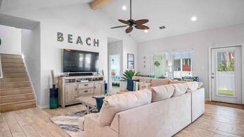 Fernseher, DVD-Player, Arbeitsbereiche