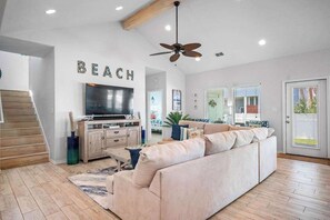 Fernseher, DVD-Player, Arbeitsbereiche