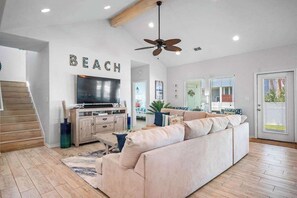 Télévision, lecteur de DVD, espaces bureaux