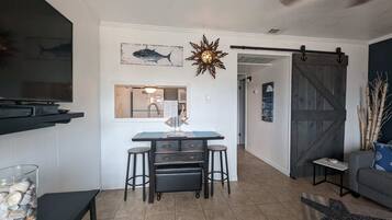 Een televisie, een dvd-speler en een kantoor