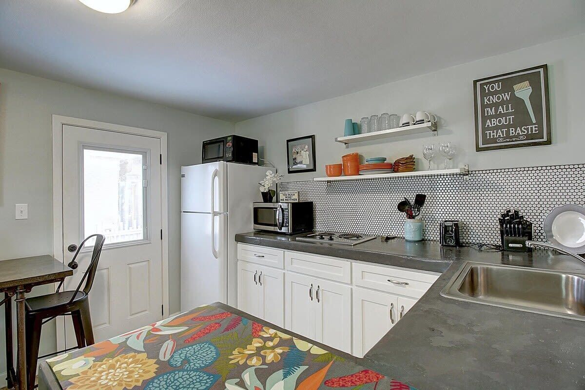 Réfrigérateur, four à micro-ondes, cafetière-théière, grille-pain