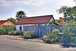 Property grounds - Cozy Private Cottage~Pet Friendly~Prime Location (Port Aransas)