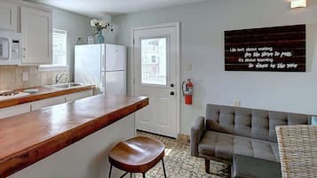 Televisión, reproductor de DVD, oficina