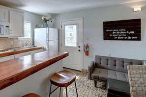 Fernseher, DVD-Player, Arbeitsbereiche