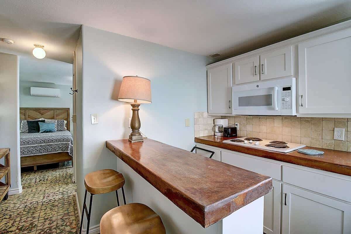 Kjøleskap, mikrobølgeovn, kokeplater og kaffetrakter/tekoker