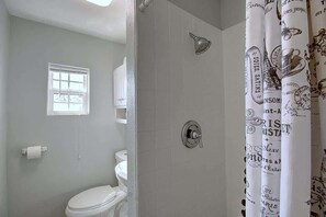 Shower, hair dryer, towels, shampoo - Kahuna Cottage- Family Friendly | Fenced Yard (Port Aransas)