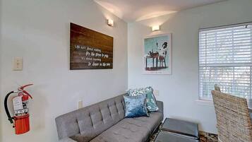 Televisión, reproductor de DVD, oficina