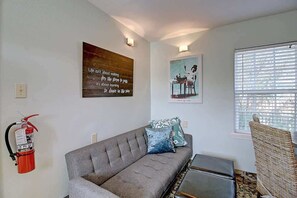 Televisión, reproductor de DVD, oficina