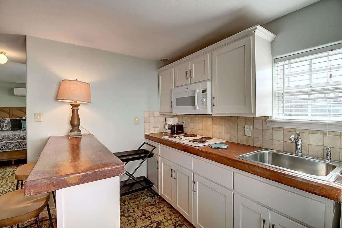 Kühlschrank, Mikrowelle, Herdplatte, Wasserkocher mit Kaffee-/Teezubehör