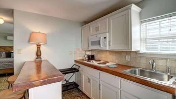 Refrigerador, microondas, placa de cocina, cafetera/tetera