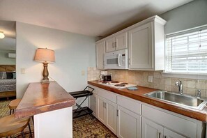 Refrigerador, microondas, placa de cocina, cafetera/tetera