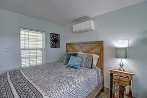 1 bedroom, iron/ironing board, WiFi, bed sheets - Kahuna Cottage- Family Friendly | Fenced Yard (Port Aransas)