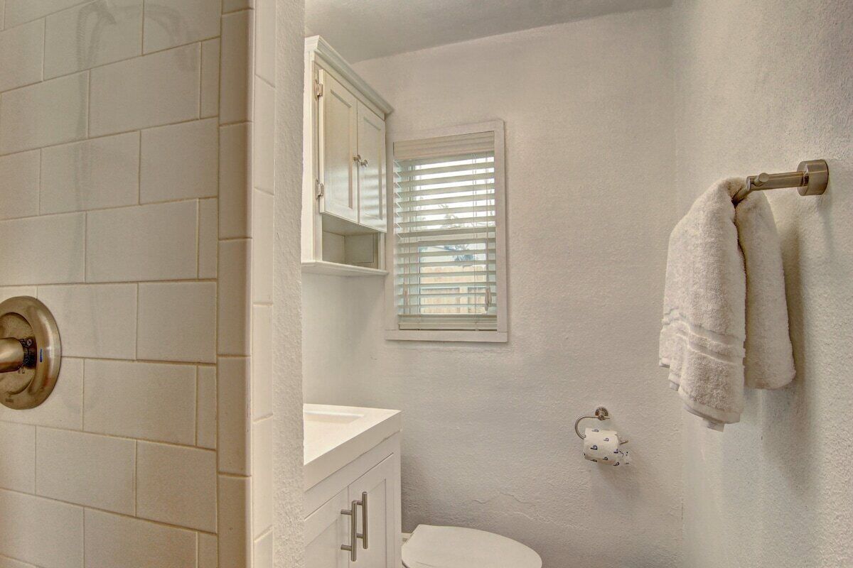 Dusj, hårføner og håndklær