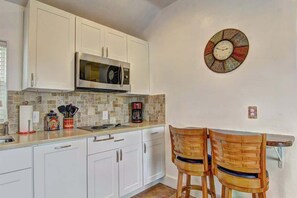 Réfrigérateur, micro-ondes, plaque de cuisson, cafetière/bouilloire