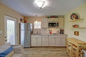 Réfrigérateur, micro-ondes, plaque de cuisson, cafetière/bouilloire